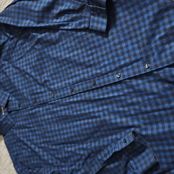 H3🔹️Kenneth Cole Navy and Black Plaid Shirt - Picture 1 of 2